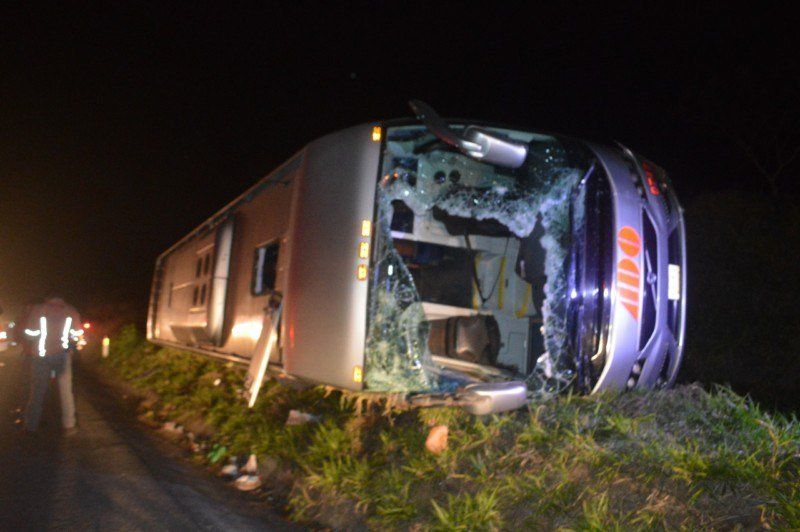 Volcadura de autobús en la México-Tuxpan deja 20 heridos