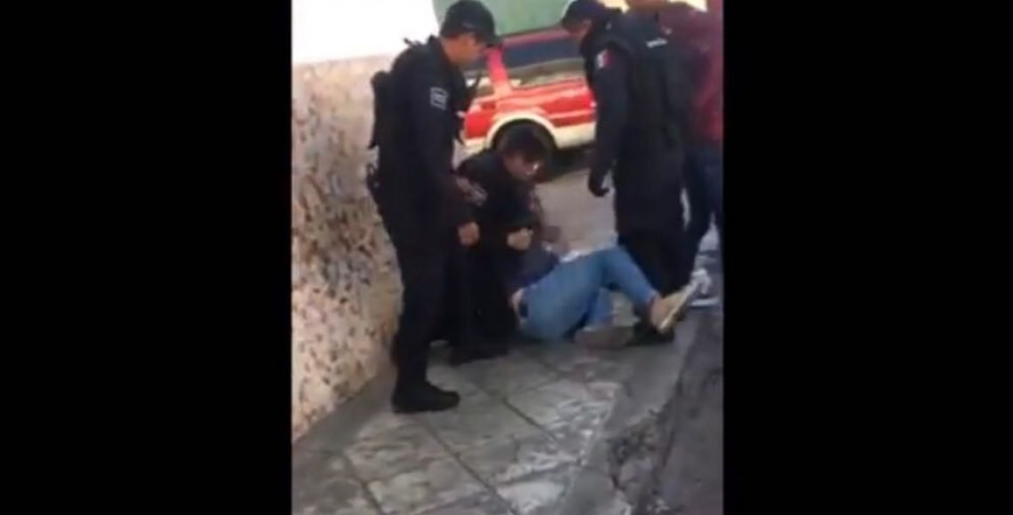 #Video Policías golpean a ciclista sometido en Querétaro