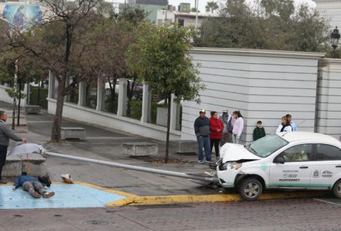 Auto derriba luminaria y mata a peatón en Monterrey
