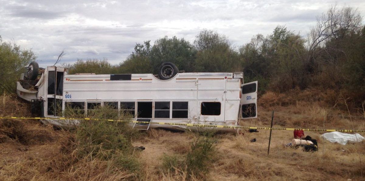 Hay dos muertos y 19 heridos por volcadura de camión en Sonora
