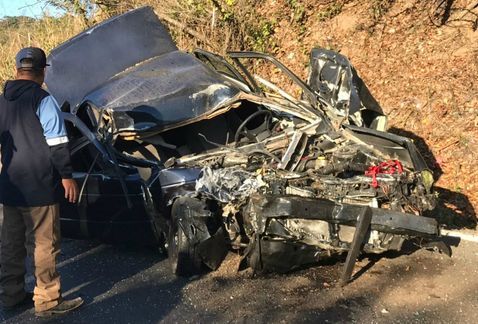 Choque entre autobús de pasajeros y auto deja dos muertos en Nayarit