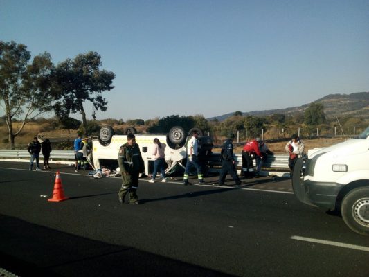 Volcadura deja un muerto y 12 heridos en el Estado de México