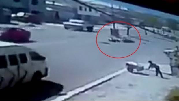 Motociclista sufre accidente por alcantarilla destapada en Puebla