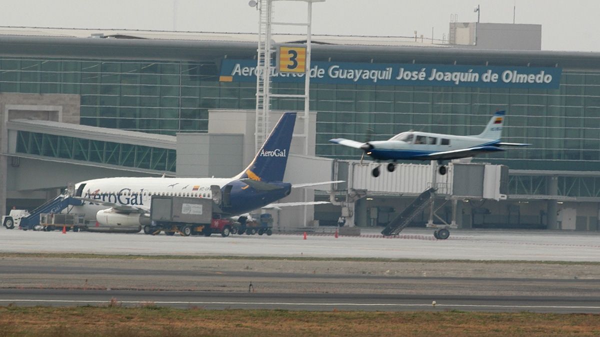 Mueren dos peruanos al caer del avión en que viajaban