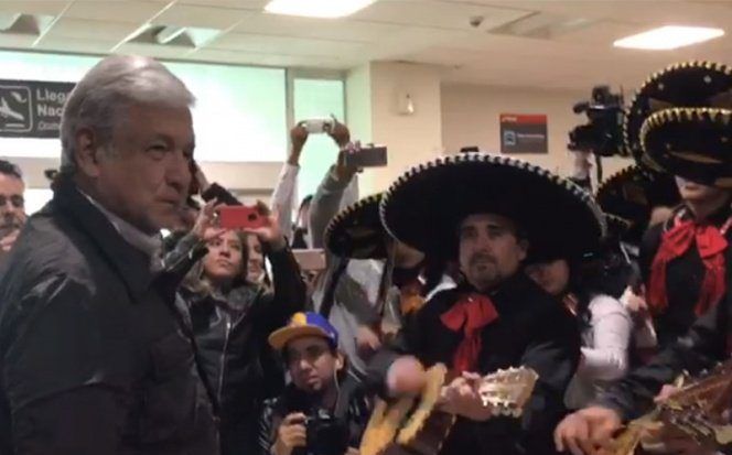 #Video Reciben a AMLO con mariachi en Durango