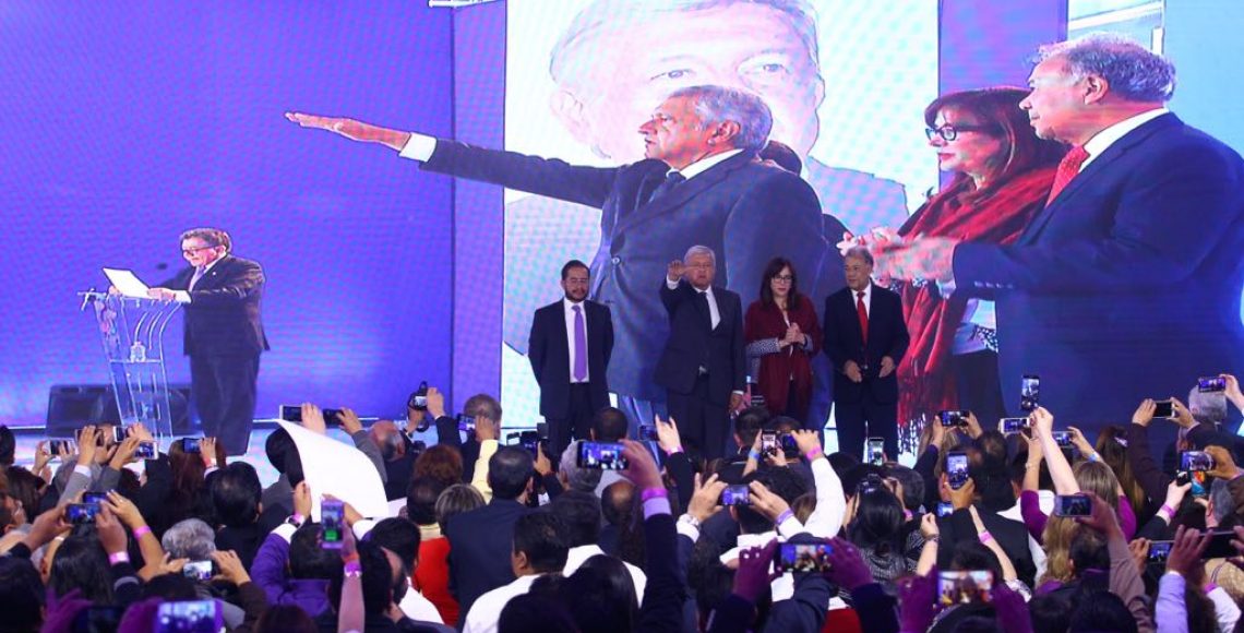 AMLO toma posesión como candidato del PES a la Presidencia