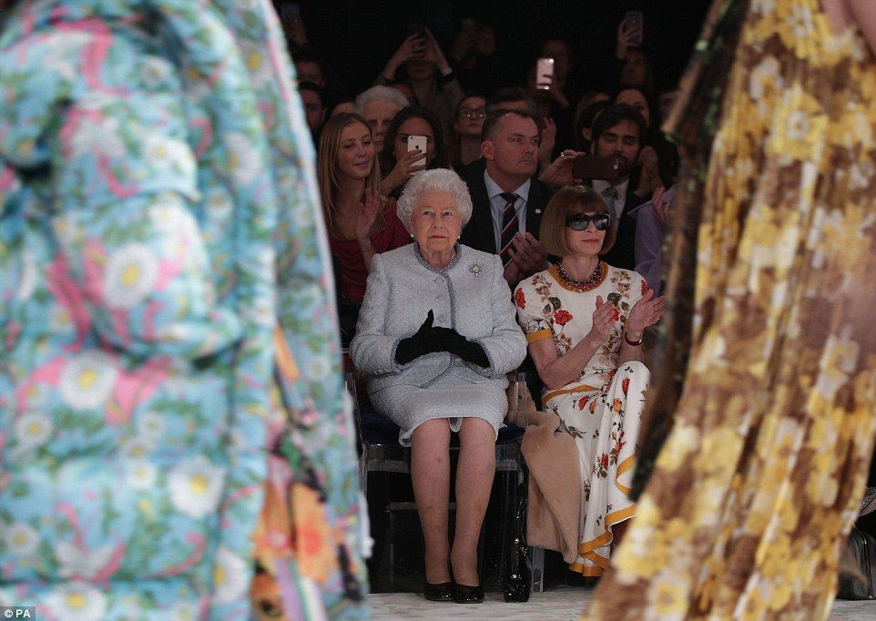 La reina Isabel hace su primera aparición en la Semana de la Moda de Londres
