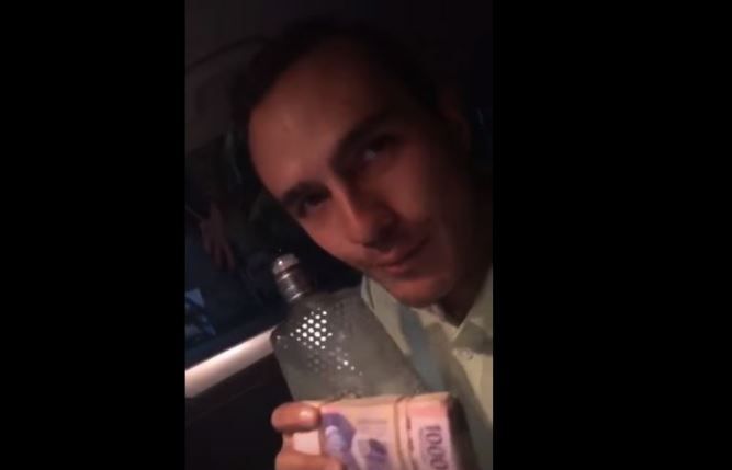 #Video Precandidato de PVEM presume fajo de billetes