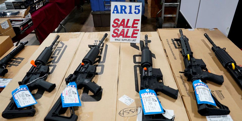 Oregon aprueba control de armas tras tiroteo escolar en Florida