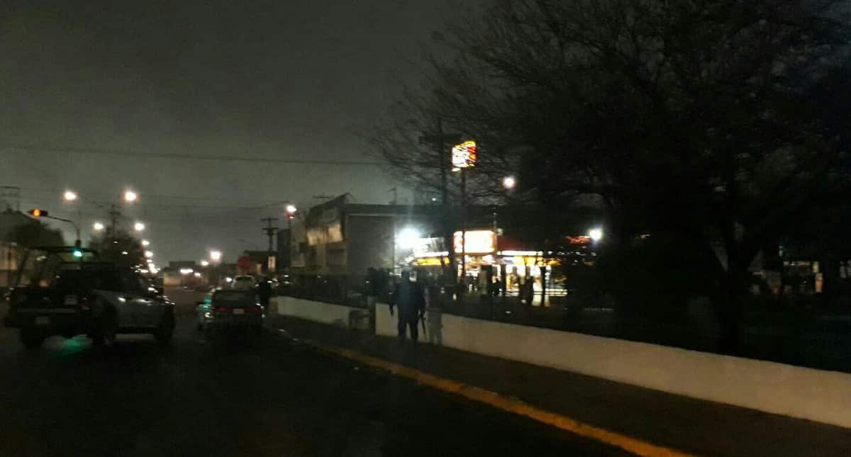 Detienen a sujeto que se atrincheró en Oxxo de Monterrey