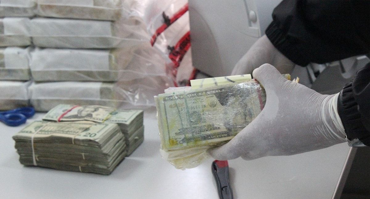 Aseguran un millón 700 mil dólares y droga en carretera Celaya-Querétaro