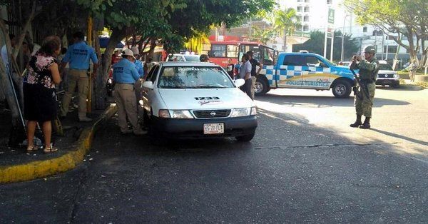 Asesinan a taxista y hieren a pasajera en Acapulco Asesinan a taxista y hieren a pasajera en Acapulco