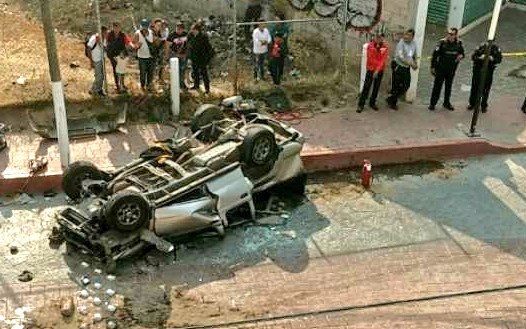 Automóvil cae de puente en Autopista México-Pachuca. Hay un muerto