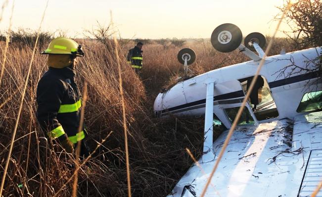 Cae avión pequeño tipo Cessna en aeropuerto de Morelia