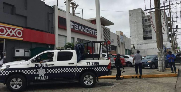 Balean a mujer en asalto a banco en Coatzacoalcos