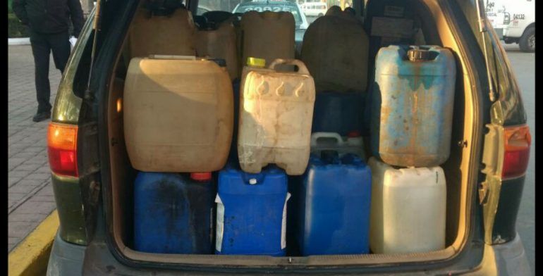 Aseguran camioneta con 700 litros de combustible robado en Edomex