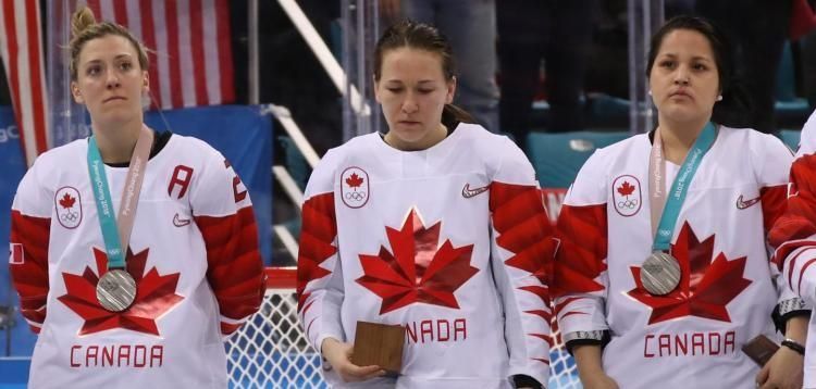 Jugadora canadiense de hockey reta al COI al quitarse medalla de plata