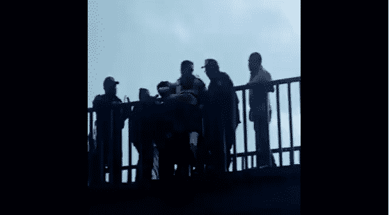 Mujer intenta saltar de puente en Tlatelolco