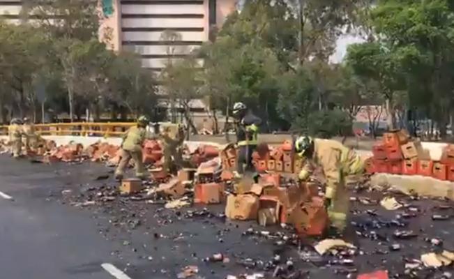Tráiler tira cientos de cervezas en Circuito Interior