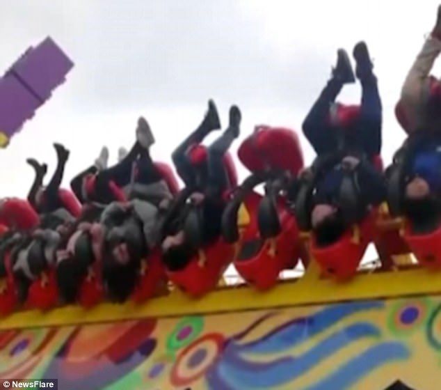 #Video Falla en juego mecánico deja atrapados a 10 turistas en China