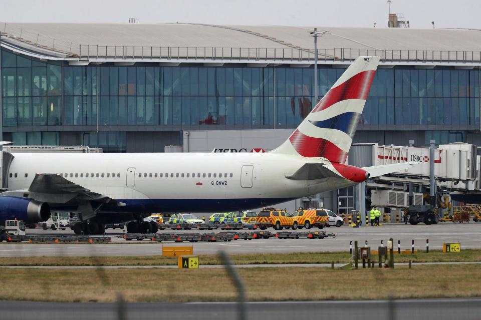 Ingeniero muere en choque de vehículos en aeropuerto de Londres