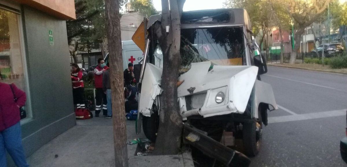 Choque de microbús en Legaria deja 8 lesionados