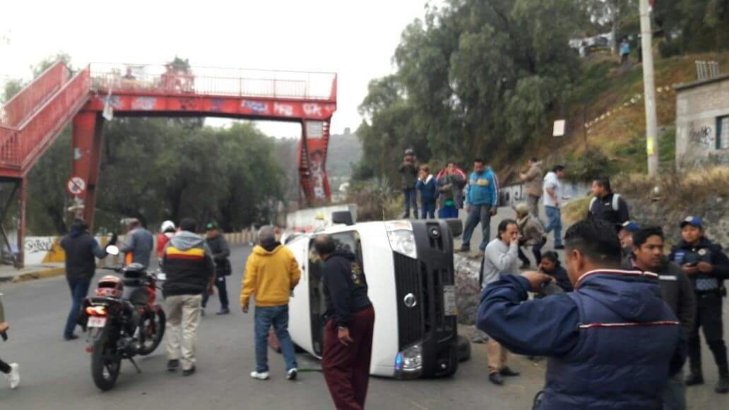 Volcadura sobre la Xochimilco-Tulyehualco deja 10 heridos
