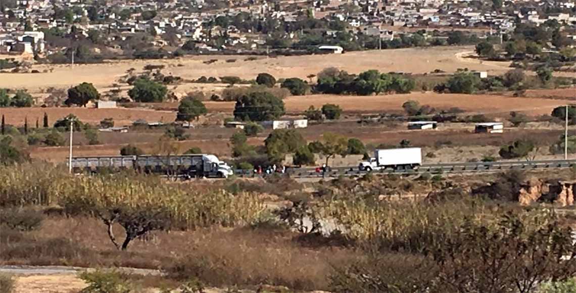 Manifestantes cierran carretera en Nochixtlán
