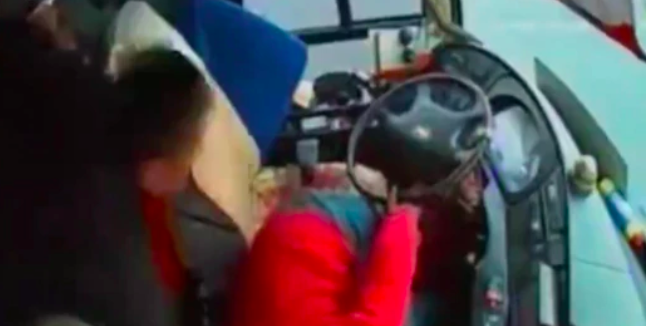 #Video Conductor de autobús de pasajeros muere al volante