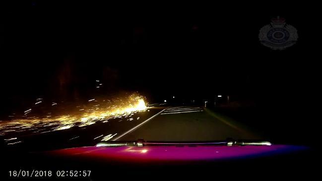 #VIDEO Policías australianos persiguieron una bola de fuego en autopista