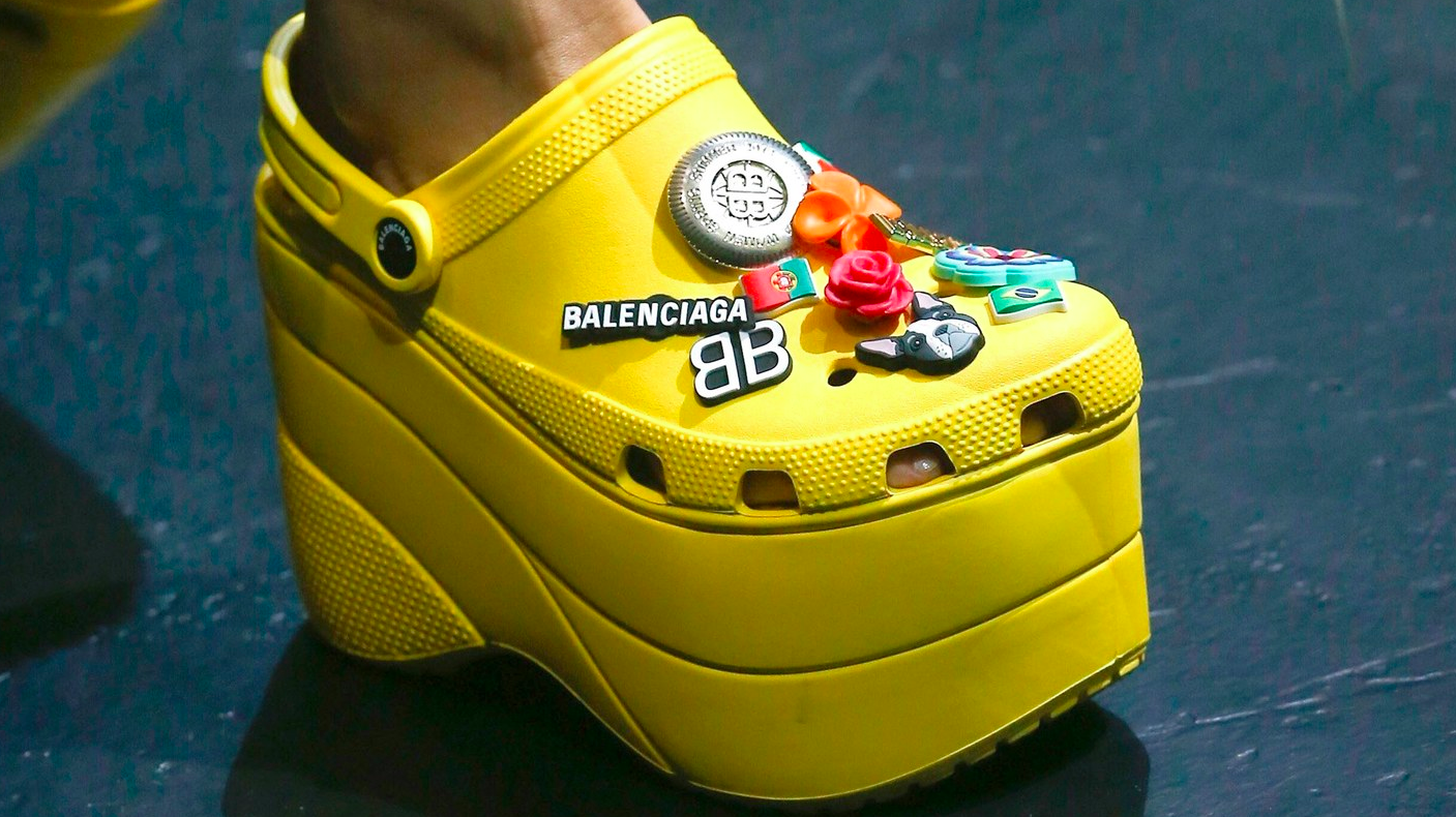 Los crocs de Balenciaga que rompieron récord de ventas