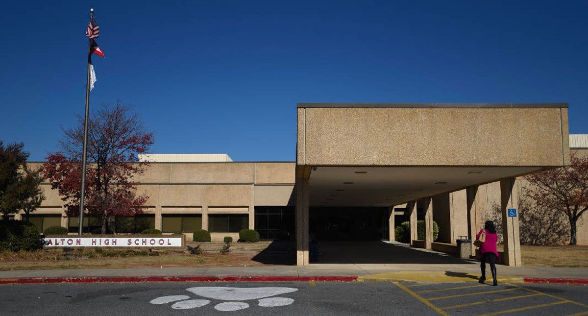 Detienen a tirador atrincherado en escuela de EE.UU.