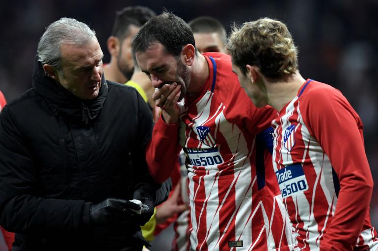 Diego Godín se somete a cirugía bucal tras perder dientes en partido