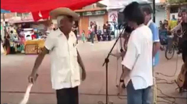 #Video Anciano con machete en mano amedrenta a banda de rock