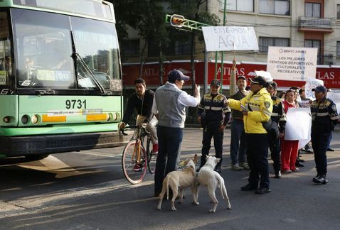 Manifestantes bloquean Eje Central y Obrero Mundial por falta de agua