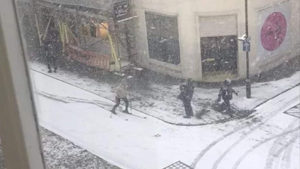 #VIDEO Hombre esquía en calles de Londres