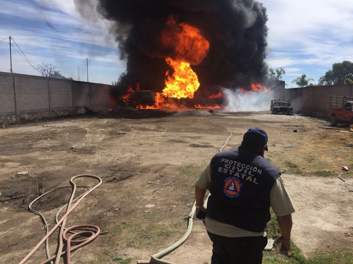 Explota bodega con combustible robado en Puebla