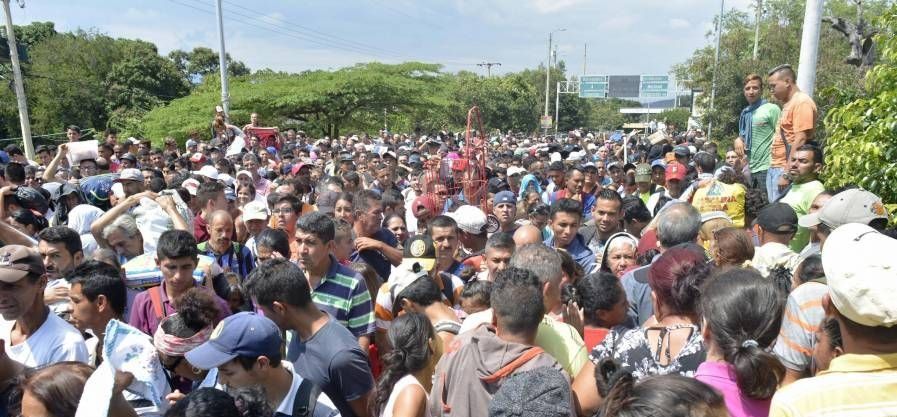 Caos por venezolanos que apresuran su cruce hacia Colombia