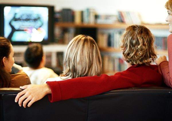 El celular gana terreno a la televisión, pero no la liquida