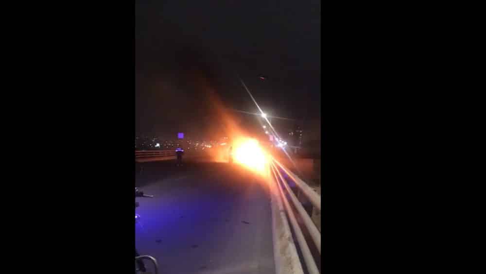 #VIDEO Se incendia auto en distribuidor vial San Antonio