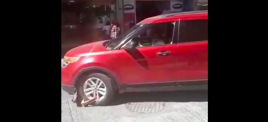 #Video Mujer huye con inmovilizador colocado en su camioneta
