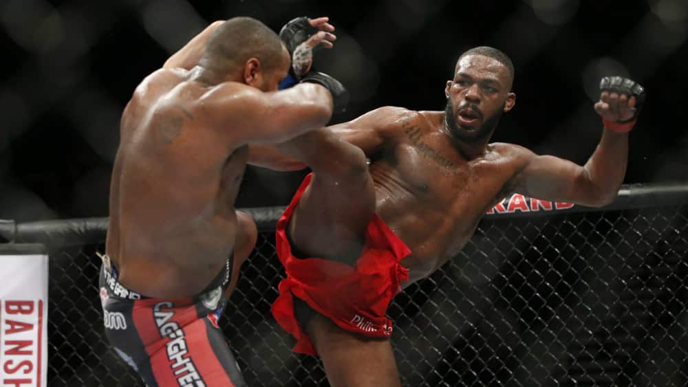 Castigan a Jon Jones con 205 mil dólares y revocación de licencia