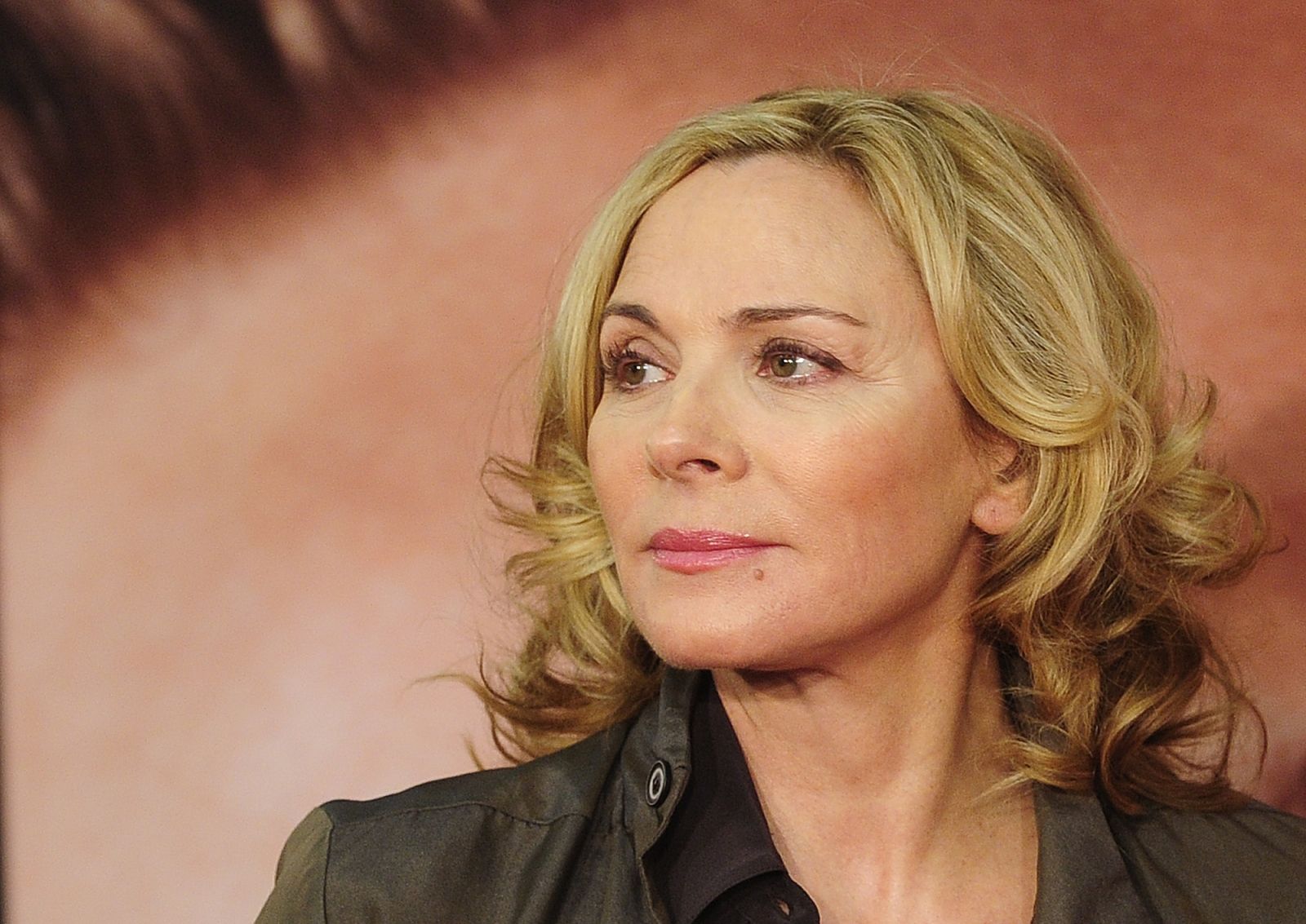 Kim Cattrall confirma muerte de su hermano