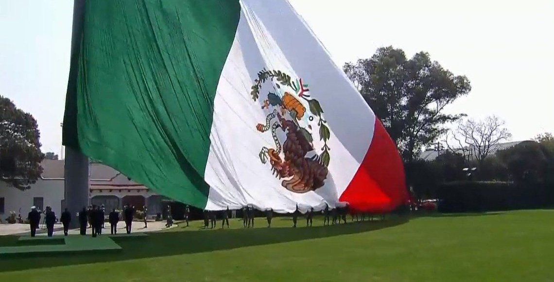 “No importa si la Bandera está al revés”: EPN