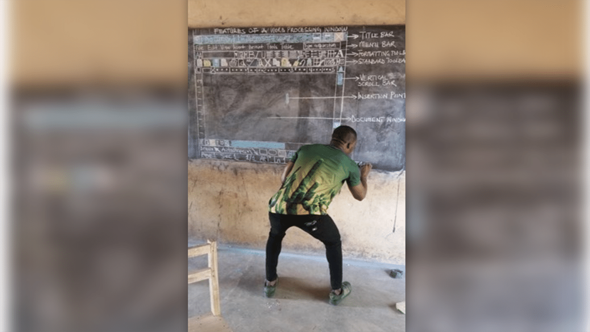 Maestro de Ghana enseña a niños a usar Word en un pizarrón