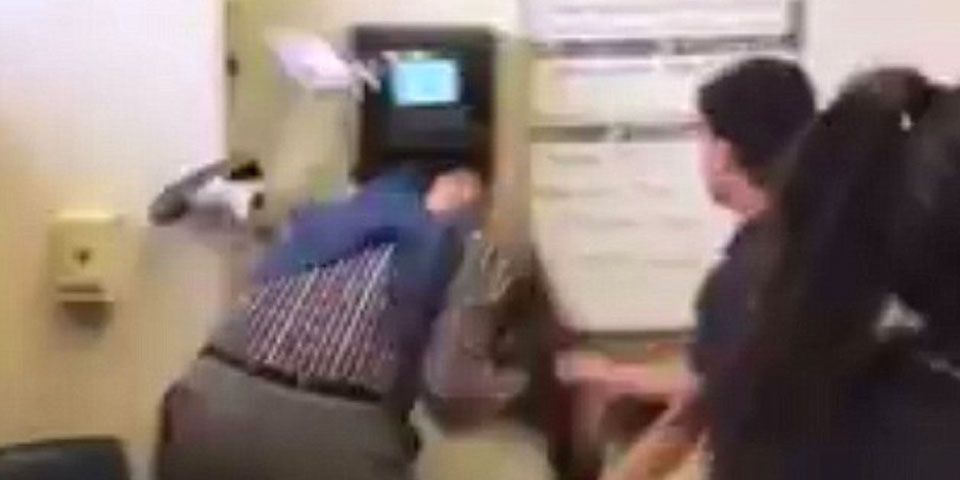 #Video Maestro sustituto golpea a alumno en EE.UU.