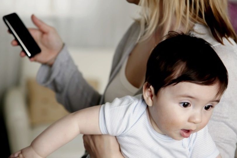 Es violencia poner más atención al celular que los hijos