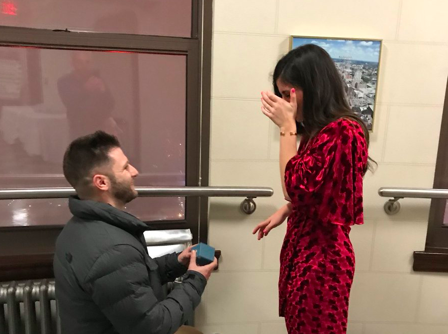 Pareja se compromete luego de conocerse por Twitter