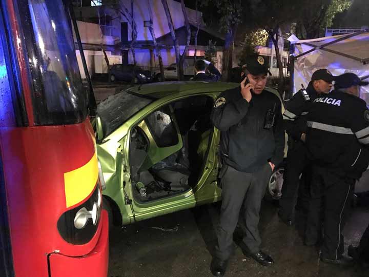 Choque de Metrobús deja dos muertos en la Roma Sur