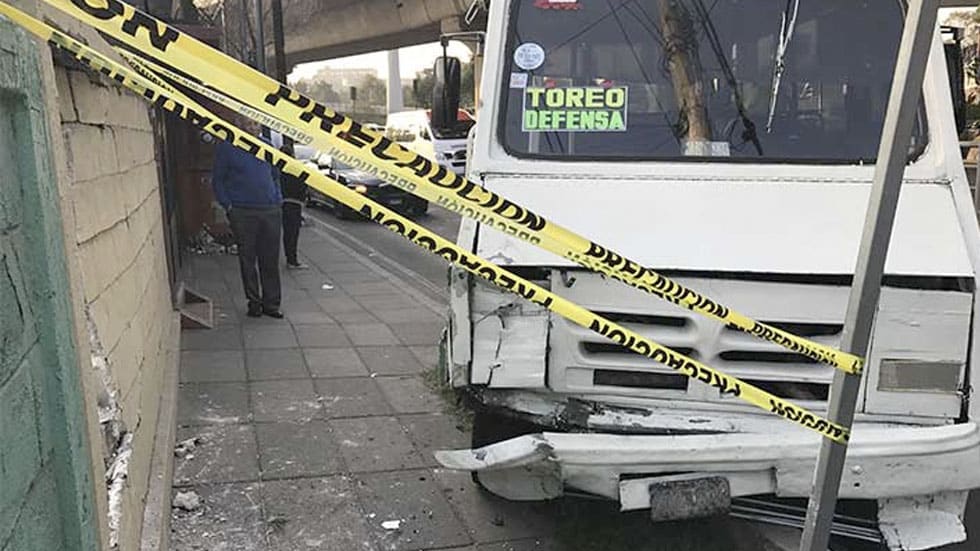 Microbús choca contra barda en Miguel Hidalgo